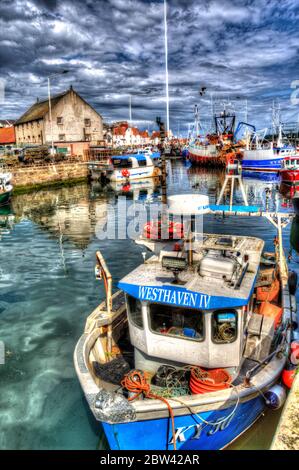 Villaggio di Pittenweem, Scozia. Vista artistica del porto di Pittenweem, con barche da pesca ormeggiate in primo piano. Foto Stock