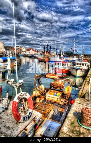 Villaggio di Pittenweem, Scozia. Vista artistica del porto di Pittenweem, con barche da pesca ormeggiate in primo piano. Foto Stock