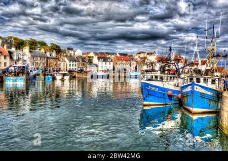 Villaggio di Pittenweem, Scozia. Vista artistica del porto di Pittenweem, con barche da pesca ormeggiate in primo piano. Foto Stock