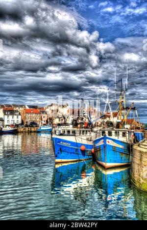 Villaggio di Pittenweem, Scozia. Vista artistica del porto di Pittenweem, con barche da pesca ormeggiate in primo piano. Foto Stock