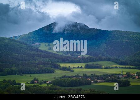 Vista sulla Lausche in Zittau montagne Foto Stock