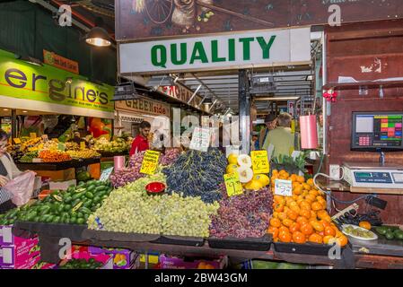 Vari tipi di frutta deliziosa in vendita presso il famoso mercato centrale di Adelaide, Australia Foto Stock