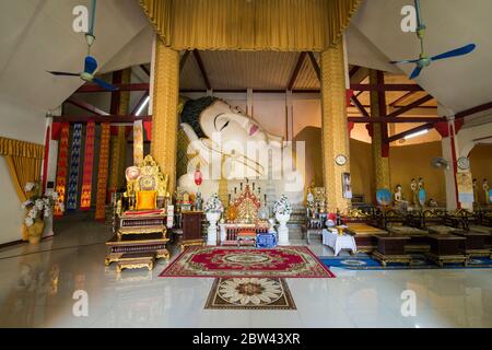 Il Buddha reclinato al Wat Chetawan nella città di Chiang Rai nel nord della Thailandia. Thailandia, Chiang Rai, novembre 2019 Foto Stock