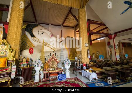 Il Buddha reclinato al Wat Chetawan nella città di Chiang Rai nel nord della Thailandia. Thailandia, Chiang Rai, novembre 2019 Foto Stock