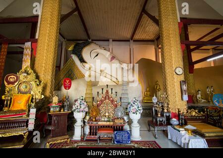 Il Buddha reclinato al Wat Chetawan nella città di Chiang Rai nel nord della Thailandia. Thailandia, Chiang Rai, novembre 2019 Foto Stock