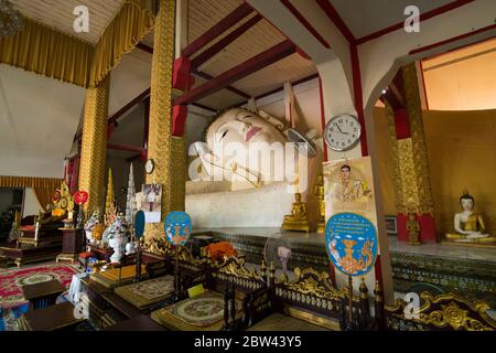 Il Buddha reclinato al Wat Chetawan nella città di Chiang Rai nel nord della Thailandia. Thailandia, Chiang Rai, novembre 2019 Foto Stock