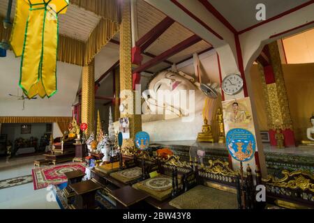 Il Buddha reclinato al Wat Chetawan nella città di Chiang Rai nel nord della Thailandia. Thailandia, Chiang Rai, novembre 2019 Foto Stock