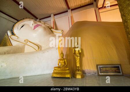 Il Buddha reclinato al Wat Chetawan nella città di Chiang Rai nel nord della Thailandia. Thailandia, Chiang Rai, novembre 2019 Foto Stock