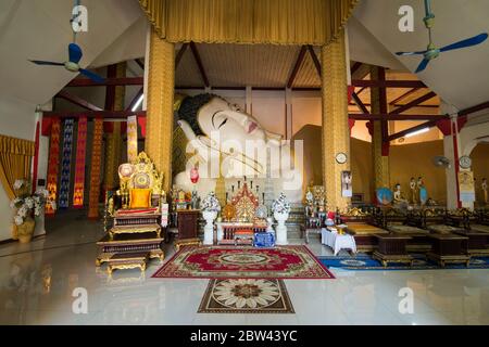 Il Buddha reclinato al Wat Chetawan nella città di Chiang Rai nel nord della Thailandia. Thailandia, Chiang Rai, novembre 2019 Foto Stock