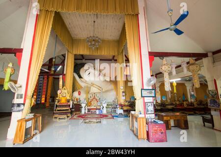 Il Buddha reclinato al Wat Chetawan nella città di Chiang Rai nel nord della Thailandia. Thailandia, Chiang Rai, novembre 2019 Foto Stock