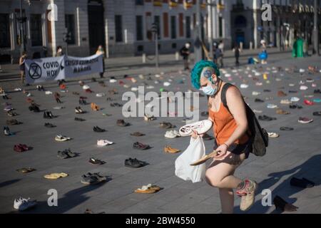 Madrid, Spagna. 29 maggio 2020. Un'estinzione la ribellione protesta attivista alla Puerta del Sol di Madrid (Foto di Fer Capdepon Arroyo/Pacific Press/Sipa USA) Credit: Sipa USA/Alamy Live News Foto Stock