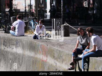 Parigi, Francia. 29 maggio 2020. La gente gode il sole vicino al Canal Saint-Martin a Parigi, Francia, 29 maggio 2020. La Francia si sbloccherà ulteriormente dal 2 giugno, sollevando 100 km di restrizioni di viaggio e consentendo alle aziende, ai parchi e alle spiagge non essenziali di riaprire, ha annunciato giovedì il primo ministro Edouard Philippe. Credit: Gao Jing/Xinhua/Alamy Live News Foto Stock