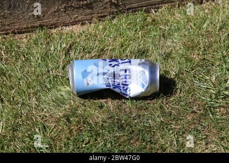 Gettato Frosty Jacks Cider in una lattina su pavimento, lettering, spazzatura Foto Stock