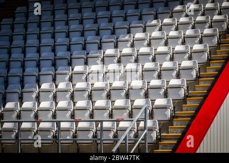 primo piano di posti a sedere vuoti allo stadio sportivo sotto il sole Foto Stock