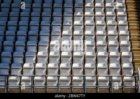 primo piano di posti a sedere vuoti allo stadio sportivo sotto il sole Foto Stock