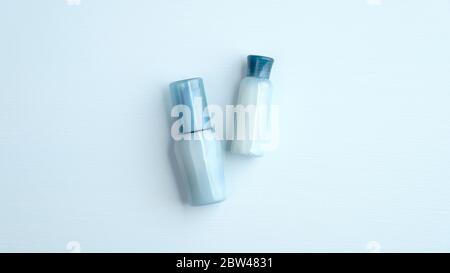 Bottiglie cosmetiche blu con lozione SPA naturale a base d'acqua. Prodotti di bellezza di collagene acido ialuronico. Disposizione piatta, vista dall'alto. Foto Stock
