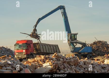 caricamento di rottami metallici e detriti su un carrello Foto Stock