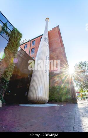 Il Louisville Slugger Museum & la fabbrica è situato nel centro di Louisville e vetrine con il passato, il presente e il futuro dei marchi di successo. Foto Stock