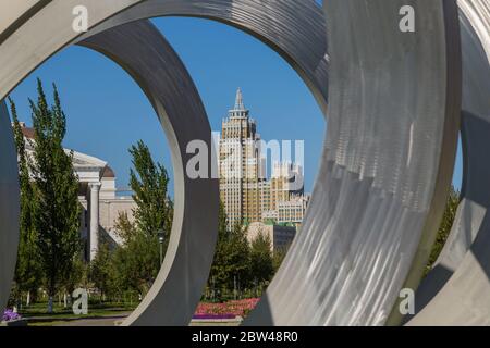 Nur-Sultan, Kazakistan - 24 Aprile 2019 - uffici moderni edifici al Nurzhol boulevard, Nur-Sultan, Astana; Kazakstan Foto Stock