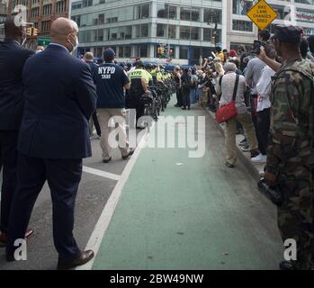 New York, New York, Stati Uniti. 28 Maggio 2020. La protesta contro la questione delle vite nere nell'area del parco di Union Square, contro la morte di George Floyd, un uomo afro-americano di 46 anni, Morto lunedì dopo essere stato manettato e fissato a terra dal ginocchio di un poliziotto, in un incidente che è stato registrato su video e che ha scatenato grandi proteste a Minneapolis martedì e mercoledì. Credit: Billy Tompkins/ZUMA Wire/Alamy Live News Foto Stock