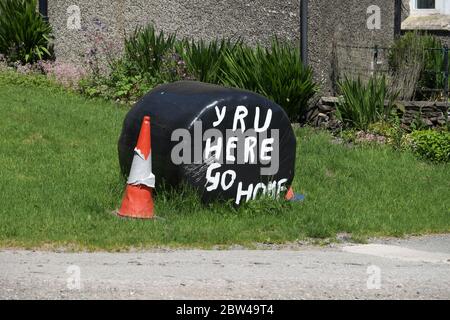 Il cartello rivolto ai visitatori del Lake District recita: 'Y R U Here' e 'Go home'. Visto accanto fattoria nella foresta di Grizedale il 28 maggio 2020 Foto Stock