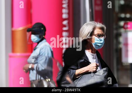 (200529) -- PARIGI, 29 maggio 2020 (Xinhua) -- i clienti arrivano al grande magazzino Printemps riaperto sul Boulevard Haussman a Parigi, Francia, 29 maggio 2020. La Francia si sbloccherà ulteriormente dal 2 giugno, sollevando 100 km di restrizioni di viaggio e consentendo alle aziende, ai parchi e alle spiagge non essenziali di riaprire, ha annunciato giovedì il primo ministro Edouard Philippe. A partire da Giovedi, la Francia ha avuto 15,208 persone ricoverate in ospedale con il COVID-19, 472 giù da un giorno prima. Il numero di pazienti in terapia intensiva è sceso da 72 a 1,429. I decessi correlati al coronavirus sono aumentati di 66 a. Foto Stock