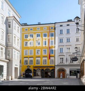 Österreich, Stadt Salzburg, Blick über den Hagenauerplatz zum sogenannten „Hagenauer Haus" in der Getreidegasse 9. Hier erblickte Wolfang Amadeus Moza Foto Stock