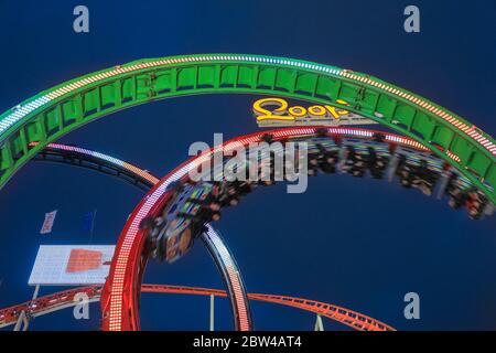 Olympia Looping di Barth, o Monaco Looping di notte, illuminato, le montagne russe in acciaio più grandi portatili del mondo a Winter Wonderland, Hyde Park, Foto Stock