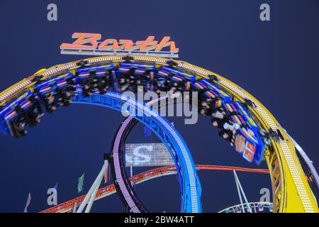 Olympia Looping di Barth, o Monaco Looping di notte, illuminato, le montagne russe in acciaio più grandi portatili del mondo a Winter Wonderland, Hyde Park, Foto Stock