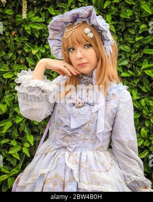 La cosplayer femminile Yule in un outfit giapponese alla MCM Comicon 2019, Londra, Regno Unito Foto Stock