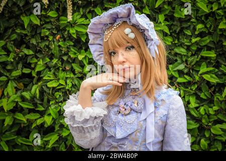 La cosplayer femminile Yule in un outfit giapponese alla MCM Comicon 2019, Londra, Regno Unito Foto Stock