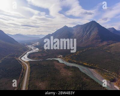 Denali National Park, Nenana River e Alaska Route 3, nota anche come George Parks Highway vista aerea in autunno, al confine del Denali National Park, Stati Uniti. Foto Stock