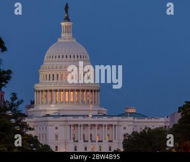 US Capitol Building a Washington, DC al crepuscolo con un profondo cielo blu Foto Stock