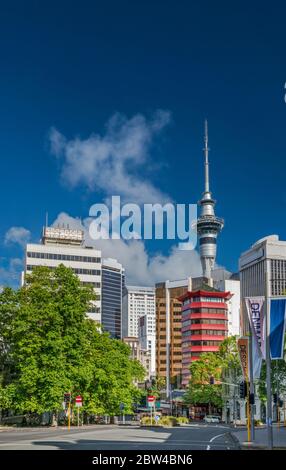 Wellesley Street, Sky Tower in lontananza, Centro di Auckland, Isola del Nord, Nuova Zelanda Foto Stock