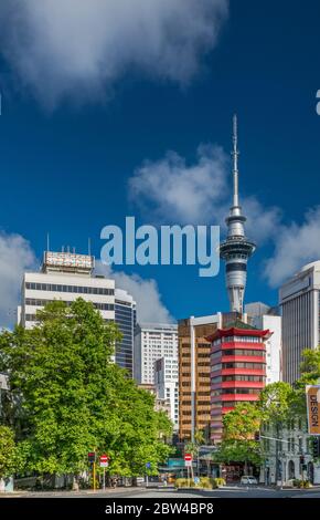 Wellesley Street, Sky Tower in lontananza, Centro di Auckland, Isola del Nord, Nuova Zelanda Foto Stock