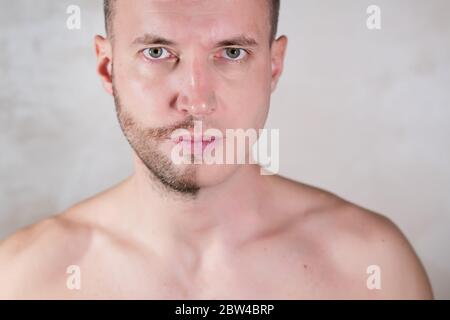 faccia di un uomo metà di cui è coperto stoppia Foto Stock