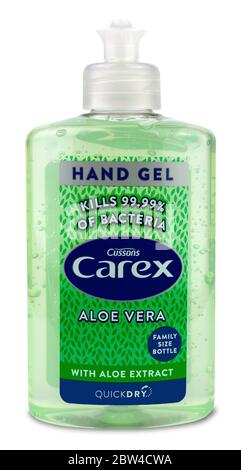 Coventry, West Midlands, UK - 29 maggio 2020: Gel antibatterico per mani Cussons Carex con aloe vera in una bottiglia di plastica strizzabile su una ba bianca isolata Foto Stock