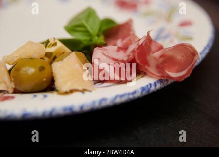 Antipasti di olive salame e parmigiano, cibo italiano Foto Stock