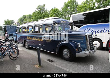 Crisi di Corona - le compagnie di pullman di Schleswig-Holstein hanno richiamato l'attenzione sulla situazione precaria del settore con una dimostrazione di autobus a Kiel mercoledì prima di mercoledì e ha informato il ministro dei Trasporti e del Turismo Dr. Buchholz ha presentato le richieste della compagnia di pullman di fronte alla Casa di Stato di Kiel. | utilizzo in tutto il mondo Foto Stock