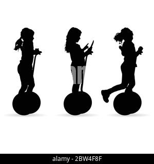 figura della silhouette dei bambini in segway in nero Illustrazione Vettoriale