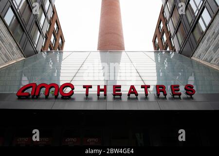 Washington, Stati Uniti. 29 maggio 2020. Una vista generale di una sede di AMC Theaters a Washington, DC, il 29 maggio 2020 in mezzo alla pandemia di Coronavirus. Dopo aver mutato le metriche per la riapertura nelle ultime settimane, oggi il Distretto di Columbia ha iniziato la prima fase di riapertura economica consentendo ai ristoranti e ad altre aziende di operare in capacità limitata nonostante l'epidemia di COVID-19. (Graeme Sloan/Sipa USA) Credit: Sipa USA/Alamy Live News Foto Stock