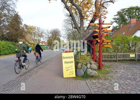 Prerow, Germania 10-15-2019 persone in bicicletta sulla strada vicino al Bernsteinmuseum Foto Stock