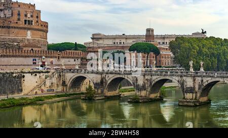 Roma, Italia - 31 agosto 2014: Turisti che camminano sul Ponte Sant'Angelo a Roma, Italia. Ponte pedonale, sul fiume Tevere costruito nel 134 d.C. Foto Stock