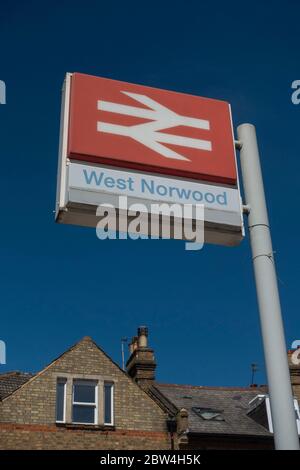 Un cartello della stazione ferroviaria per West Norwood durante il Coronavirus Lockdown il 29 maggio 2020 a South London nel Regno Unito. Foto di Sam Mellish Foto Stock