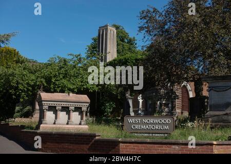 West Norwood crematorio segno durante il Coronavirus Lockdown il 29 maggio 2020 a South London nel Regno Unito. Foto di Sam Mellish Foto Stock