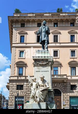 Roma, Italia - 31 agosto 2014: Vista al Monumento all'economista e statista italiano Marco Minghetti a Roma. Monumento è stato creato da Lio Gangeri Foto Stock