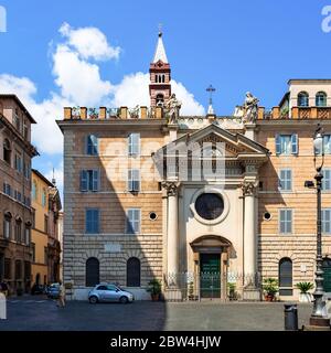 Roma, Lazio, Italia. 2014 agosto: Vista della Chiesa di Santa Brigida in Piazza Farnese. È una chiesa convento dedicata a San Brigida di Svezia e. Foto Stock