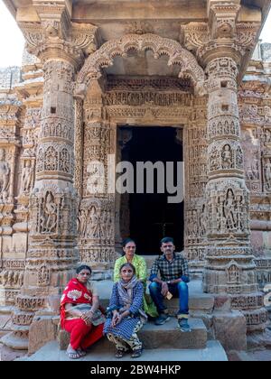 01 mar 2019 turisti autside del Tempio del Sole sulla riva del fiume Pushpavati. Costruito nel 1026 - 27 d.C. durante il regno di Bhima i del Chaulukya Foto Stock