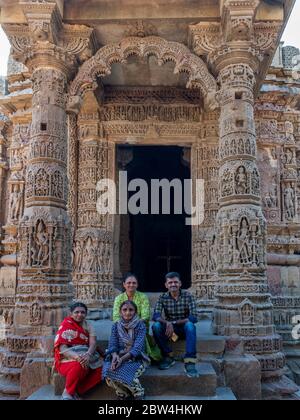 01 mar 2019 turisti autside del Tempio del Sole sulla riva del fiume Pushpavati. Costruito nel 1026 - 27 d.C. durante il regno di Bhima i del Chaulukya Foto Stock