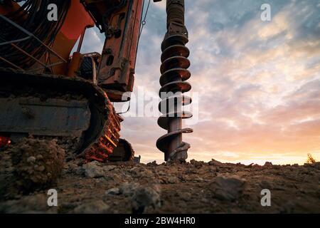 Attività di costruzione sul sito di costruzione. Vista ravvicinata della macchina perforatrice. Foto Stock